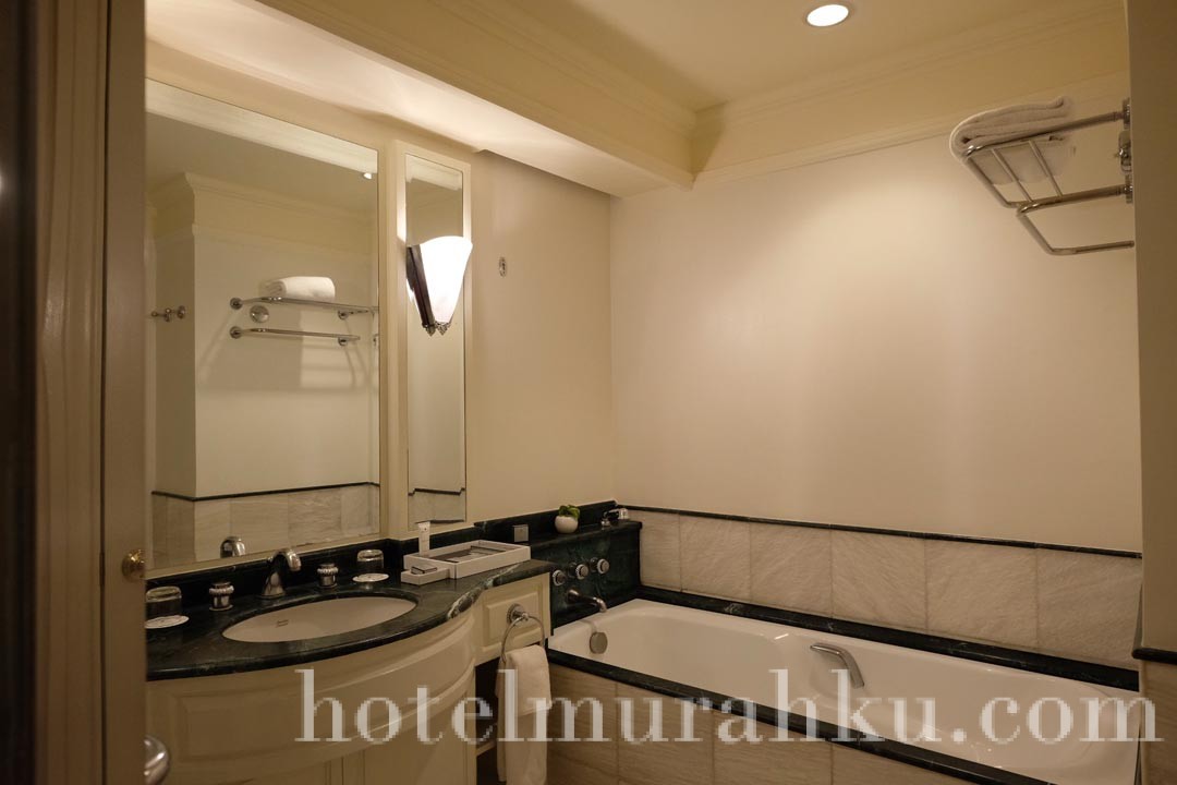 JW Marriott Hotel Bathroom Surabaya