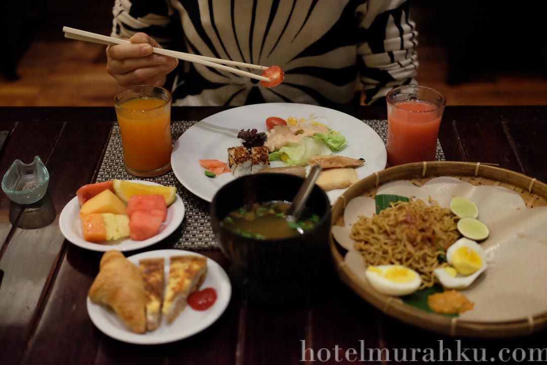 Breakfast Hotel Bumi Surabaya City Resort